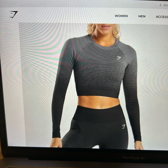 Gymshark, ombre work out crop top🤩 barely worn, and in great condition!! - Picture 2 of 5